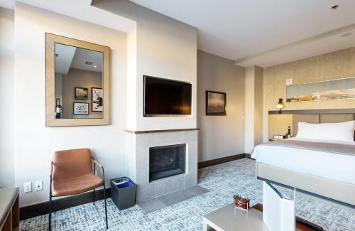 Avon Hotel | Riverfront Escape #320