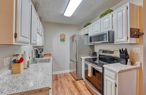Avon Apartment | Riverfront family-friendly condo