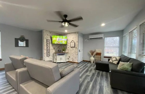 Dennis House | Riverfront, Fire Pit, Arcade room, Pool Table, Air Hockey, Table Tennis, kayaks!