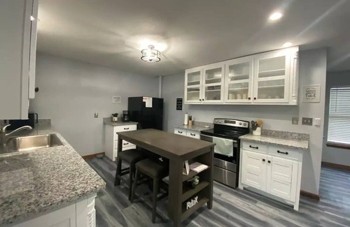 Dennis House | Riverfront, Fire Pit, Arcade room, Pool Table, Air Hockey, Table Tennis, kayaks!