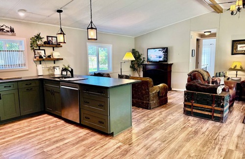 Trail House | Riverfront Gem with Big Deck, Fishing & Adventure. Comfy beds, upgraded beauty