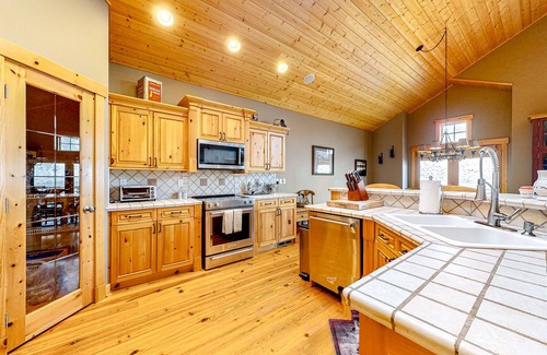 Orondo House | Riverfront home with boat launch, pool, tennis/pickle ball courts, & clubhouse