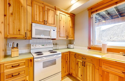 Orondo House | Riverfront home with boat launch, pool, tennis/pickle ball courts, & clubhouse