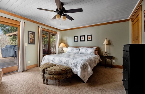 Bellaire Cabin | [Riverfront Lodge] ~ Downtown Bellaire ~ Walking Distance to Short's& Downtown!