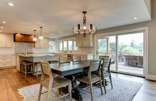 Bend House | Riverfront Paradise includes SUP, Kayaks, floating equipment, 3 Masters, Hot Tub, Near Downtown