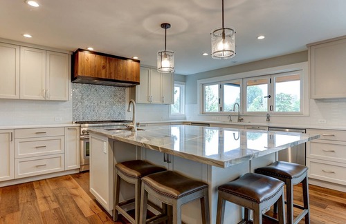 Bend House | Riverfront Paradise includes SUP, Kayaks, floating equipment, 3 Masters, Hot Tub, Near Downtown