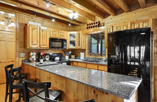 Ellijay Cabin | RiverFront - Pet Friendly - Paved Roads-Close to Vineyards and Downtown Ellijay!