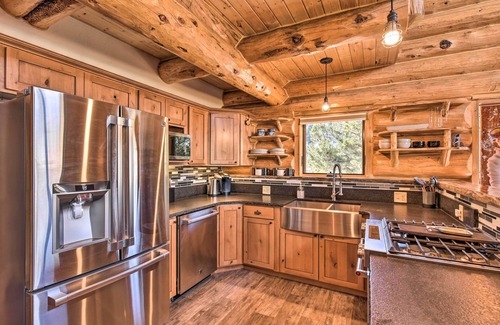Buena Vista Cabin | Riverfront Retreat w/Hot Tub: Fish & Hike!