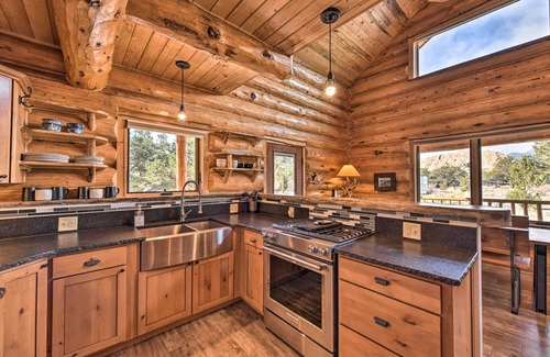 Buena Vista Cabin | Riverfront Retreat w/Hot Tub: Fish & Hike!