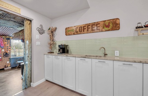 Riesel House | Riverfront Retreat with TiKi BaR! Close to Baylor and Magnolia