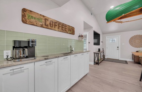 Riesel House | Riverfront Retreat with TiKi BaR! Close to Baylor and Magnolia