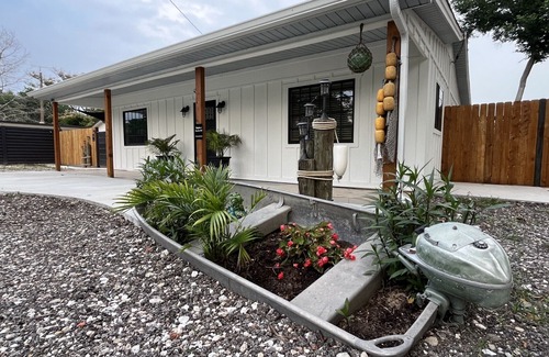 Riesel House | Riverfront Retreat with TiKi BaR! Close to Baylor and Magnolia