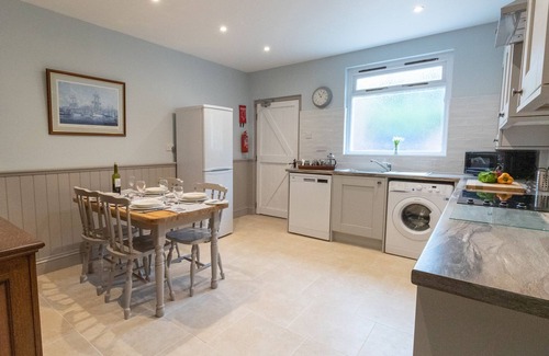 Upwey Cottage | RIVERHOUSE LODGE, family friendly, with a garden in Upwey
