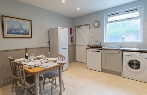 Upwey Cottage | RIVERHOUSE LODGE, family friendly, with a garden in Upwey