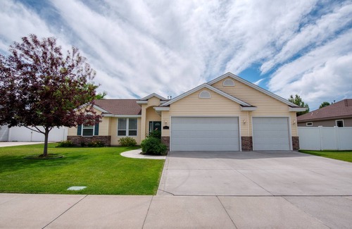 Twin Falls House | Rivermist sbdv/3 car garage/Netflix/large suite
