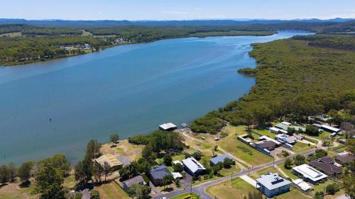 Karuah House | Rivers Edge Oasis -Karuah, Infinity Pool and Private Cinema room