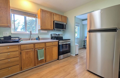Battle Ground House | River’s Edge Spacious 2-Story Guest House by the River