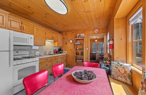 Strawberry House | Rivers Resort Cabin #9