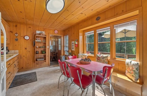 Strawberry House | Rivers Resort Cabin #9