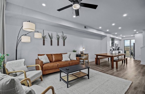 Grand Junction House | Rivers & Ridges Basecamp – Stylish 3BR Townhome Near Adventure & Wineries!