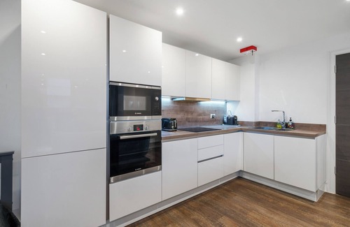 Surrey Docks Apartment | Riverside 1BR| 20min->City Centre | Easy Transport