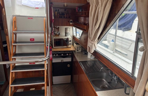 Windsor Cabin | Riverside Boat Retreat on the river Thames