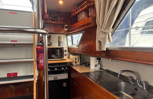 Windsor Cabin | Riverside Boat Retreat on the river Thames
