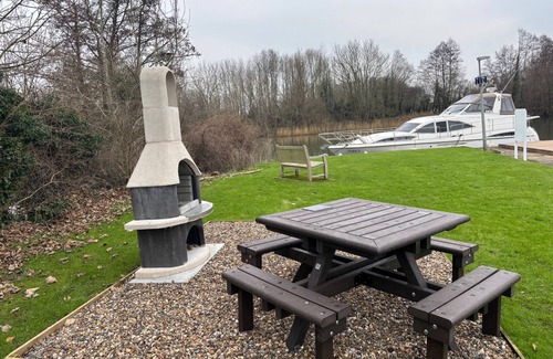 Windsor Cabin | Riverside Boat Retreat on the river Thames