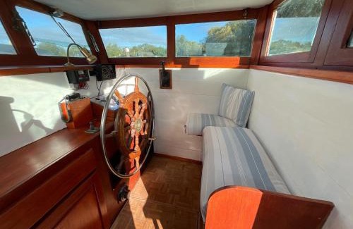 Reading House | Riverside Boat Stay Perfect for Mini Breaks