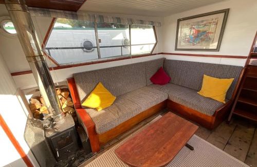 Reading House | Riverside Boat Stay Perfect for Mini Breaks