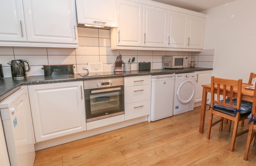 Flushing House | RIVERSIDE COTTAGE, family friendly, with a garden in Flushing