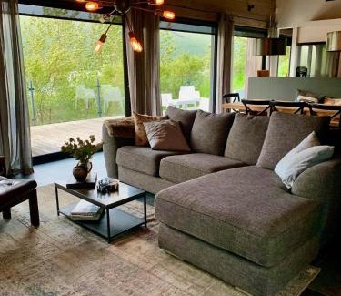 Skorradalshreppur Villa | Riverside Cottage