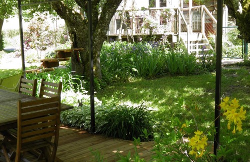 Herisson Cottage | Riverside cottage with enclosed garden in Hérisson