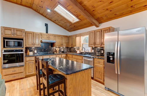 Cashes Valley Cabin | Riverside-Dog Friendly-Fenced Yard-King Suites-Hot Tub-10 Minutes to Downtown