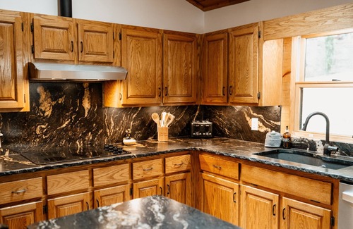 Cashes Valley Cabin | Riverside-Dog Friendly-Fenced Yard-King Suites-Hot Tub-10 Minutes to Downtown