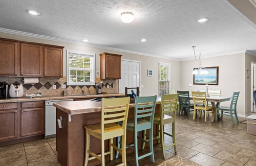 Morehead City House | Riverside escape with kayaks, covered deck, updated interior, W/D, & central AC