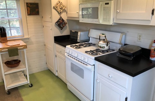 Ware House | Riverside farm cottage with pool