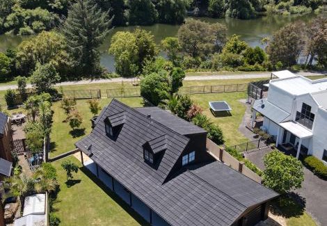 Hamilton House | Riverside holiday 3 bedroom house