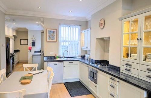 Bootham House | Riverside House - with parking