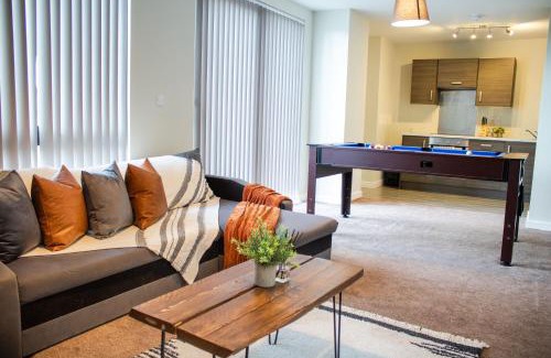 Salford Apartment | Riverside Lodge - Peaceful City Escape