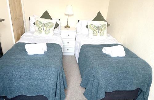 York Cabin | Riverside Lodge - Quaint Victorian Home By The River