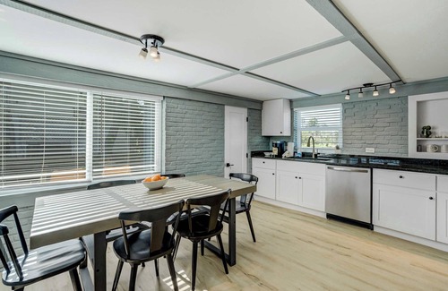 Braden River Apartment | Riverside Luau! Tiki Hut, Fire Pit & Outdoor Fun