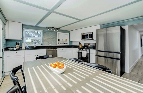 Braden River Apartment | Riverside Luau! Tiki Hut, Fire Pit & Outdoor Fun