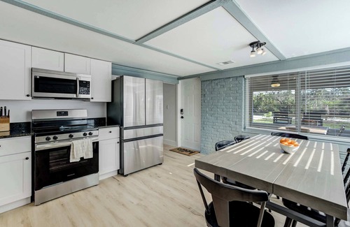 Braden River Apartment | Riverside Luau! Tiki Hut, Fire Pit & Outdoor Fun