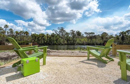 Braden River Apartment | Riverside Luau Tiki Hut Fire Pit & Outdoor Fun