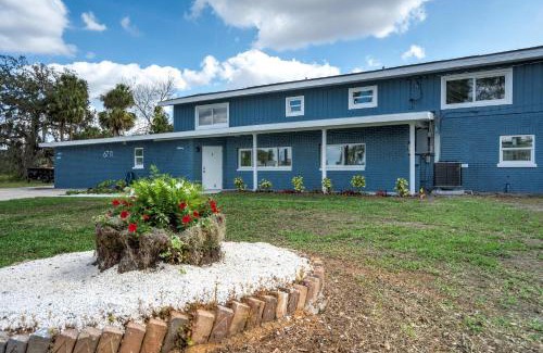 Braden River Apartment | Riverside Luau Tiki Hut Fire Pit & Outdoor Fun