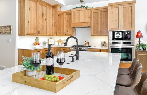 Lava Hot Springs Cabin | Riverside Luxury: Modern Mountain Retreat with Hot Tub and 3 King Suites!
