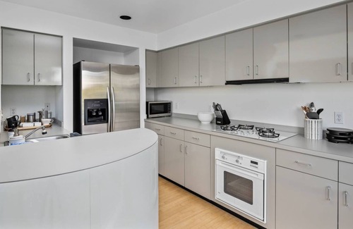 Island Station House | Riverside Luxury, /w a, Bright and Light Setting on the Banks of the Willamette, 6 Miles to Downtown
