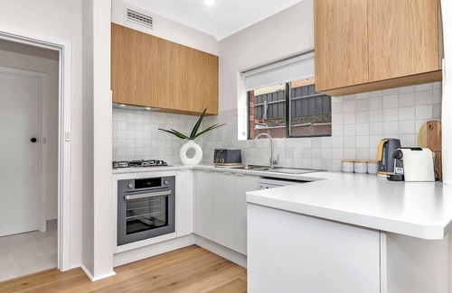 Glenelg North House | Riverside Refuge A Contemporary Gem near the Beach