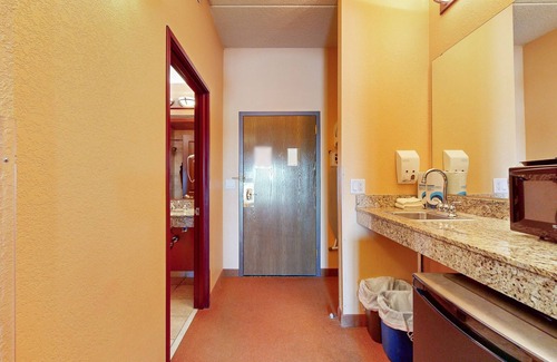 Wisconsin Dells Condo | Riverside resort studio with balcony